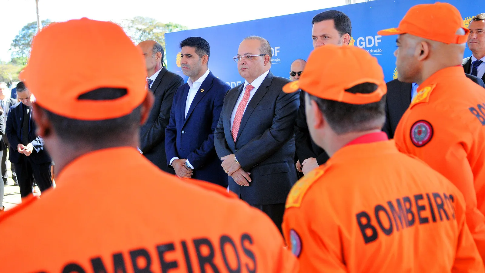 Bombeiros militares do Distrito Federal uniformizados em evento oficial