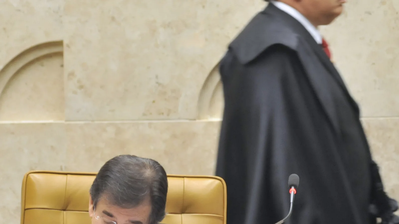 Ministros do STF sentados na sessão do plenário