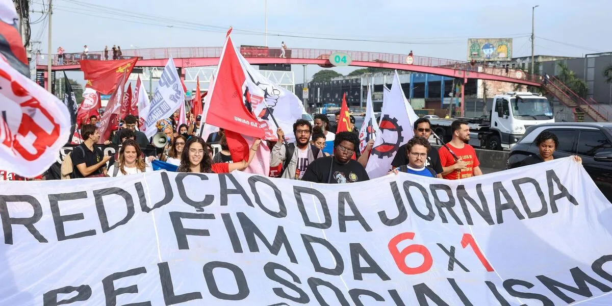 Manifestantes carregam faixa pedindo o fim da escala 6x1 em ato no Rio de Janeiro