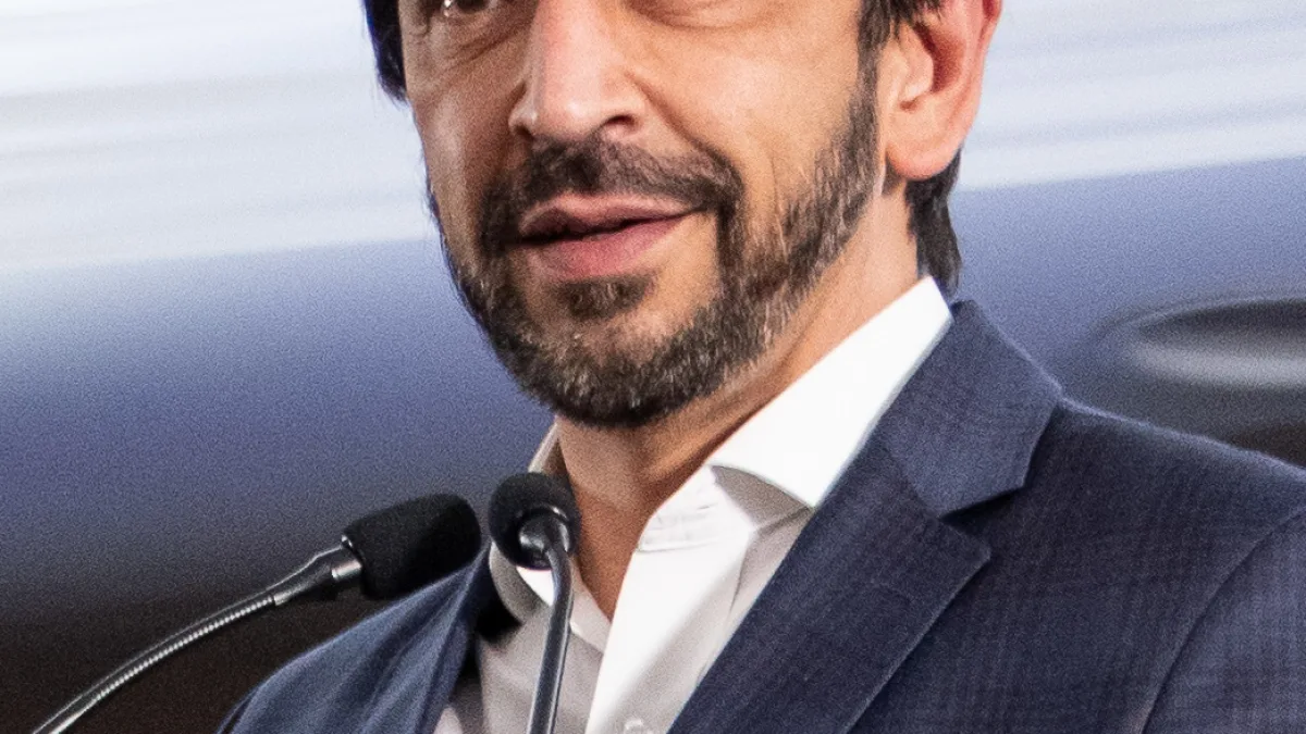 Ricardo Nunes, prefeito de São Paulo, discursa ao microfone