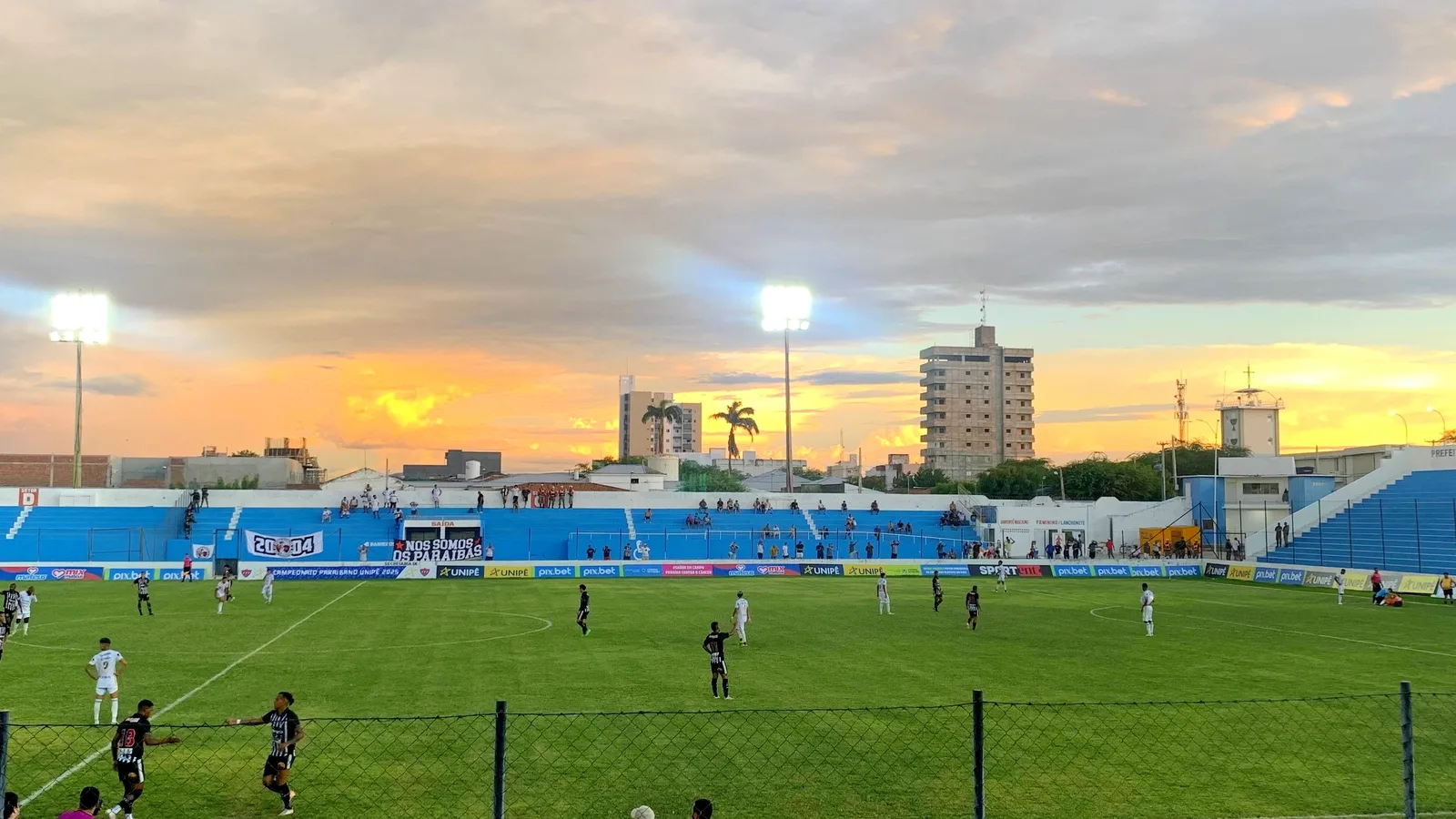 Jogadores em campo em partida do Botafogo-PB