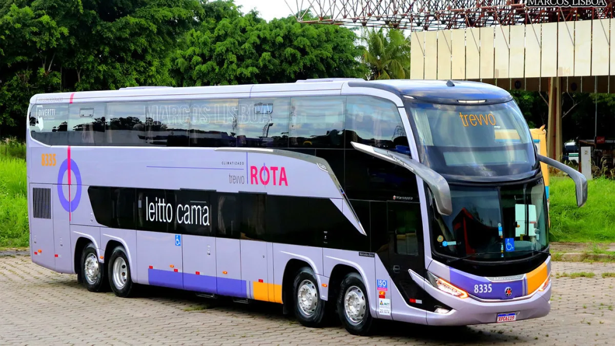 Ônibus leito de viagem interestadual, do tipo usado em fretamento por aplicativo