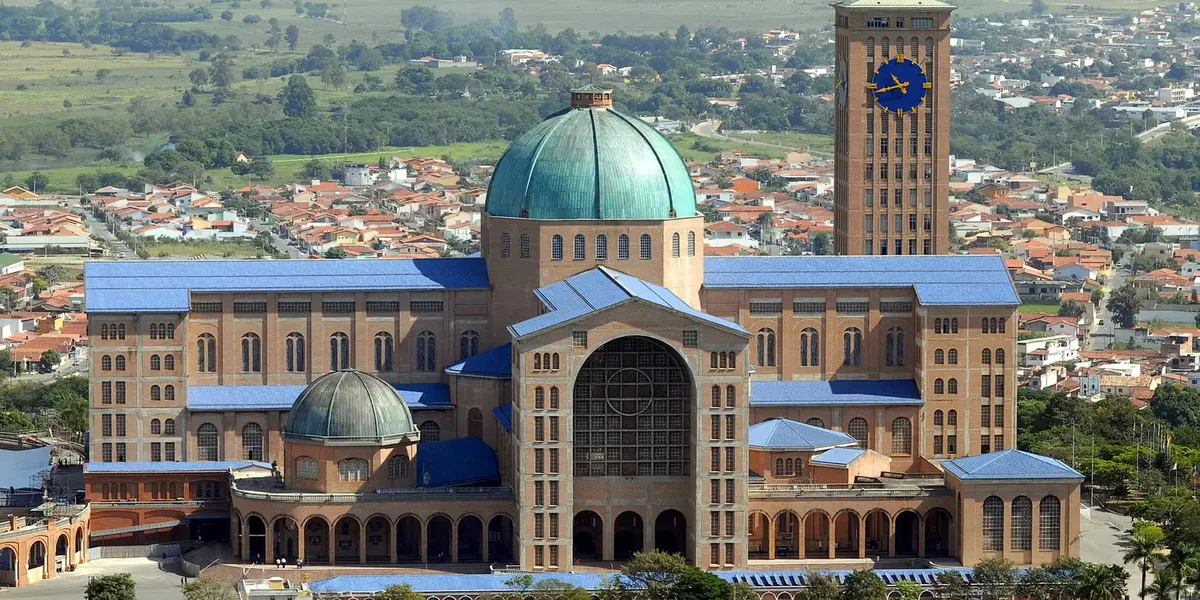 Vista aérea da Basílica do Santuário Nacional de Nossa Senhora Aparecida, em São Paulo