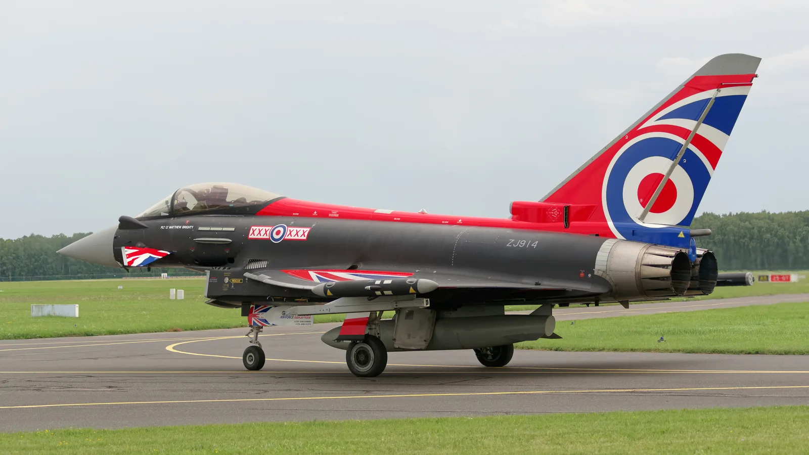 Caça Eurofighter Typhoon da Força Aérea Real britânica em pista de aeroporto