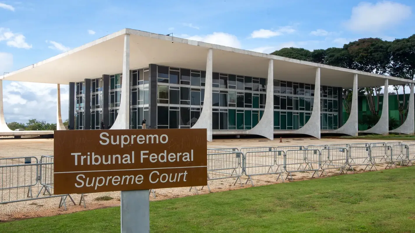 Fachada do Supremo Tribunal Federal, em Brasília, com grades de segurança