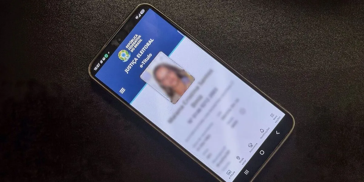 Tela de celular mostra o aplicativo e-Título da Justiça Eleitoral, usado para consultar o local de votação
