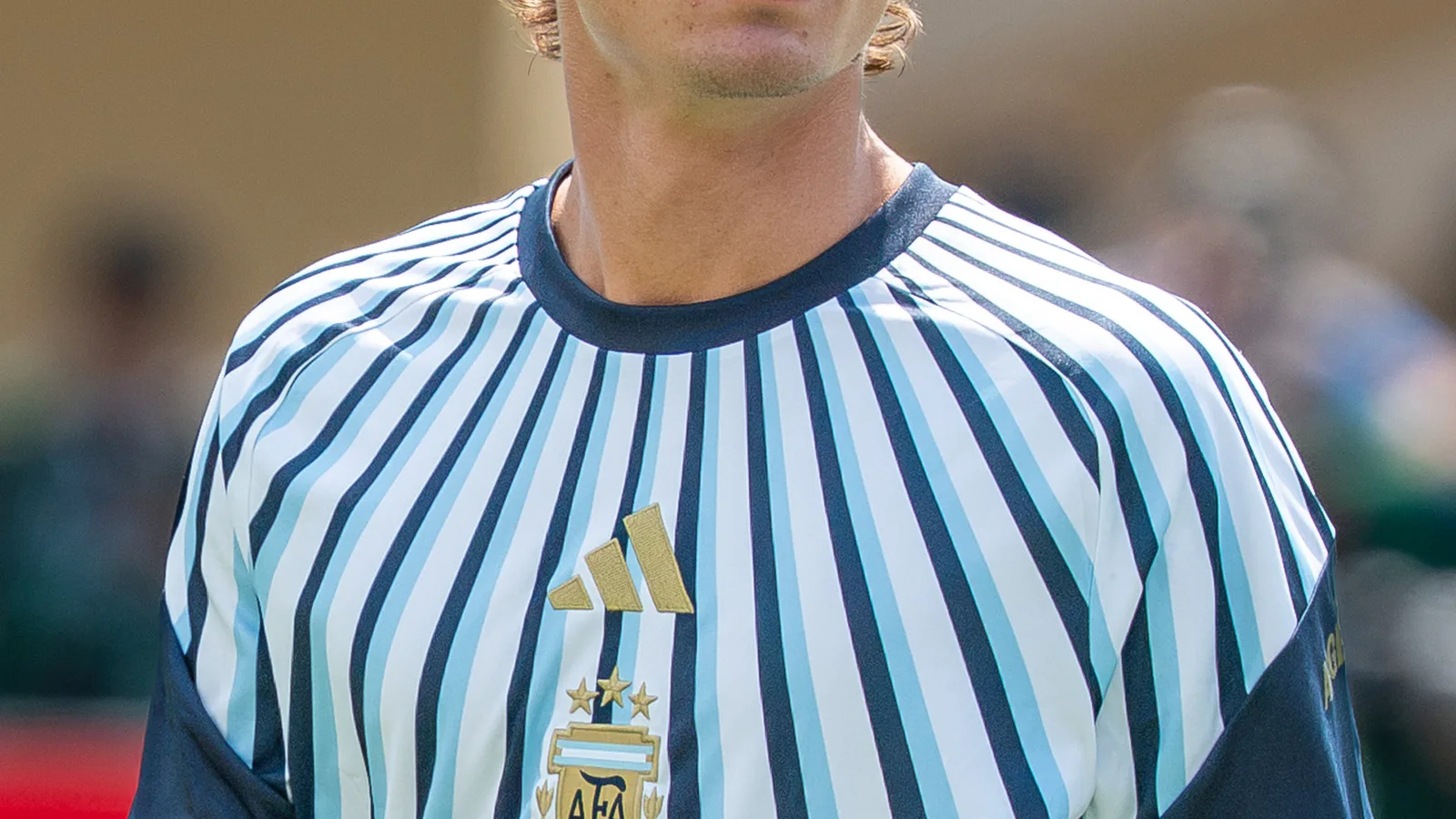 Nico Paz em campo com a camisa da seleção argentina
