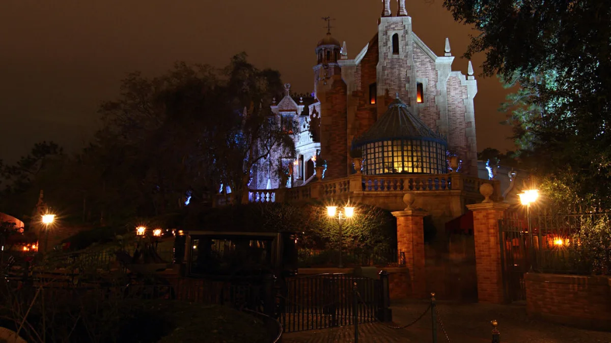 Fachada da atração Haunted Mansion no Magic Kingdom, em Orlando