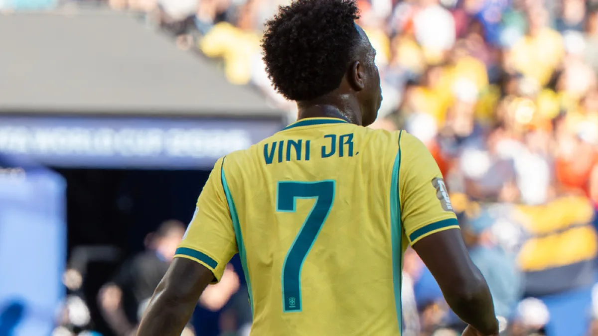 Vinícius Júnior de costas, com a camisa 7 da seleção brasileira, durante partida da Copa do Mundo de 2026
