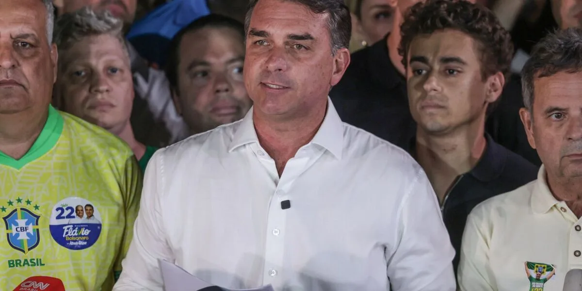 Flávio Bolsonaro cercado por apoiadores durante evento após a derrota eleitoral