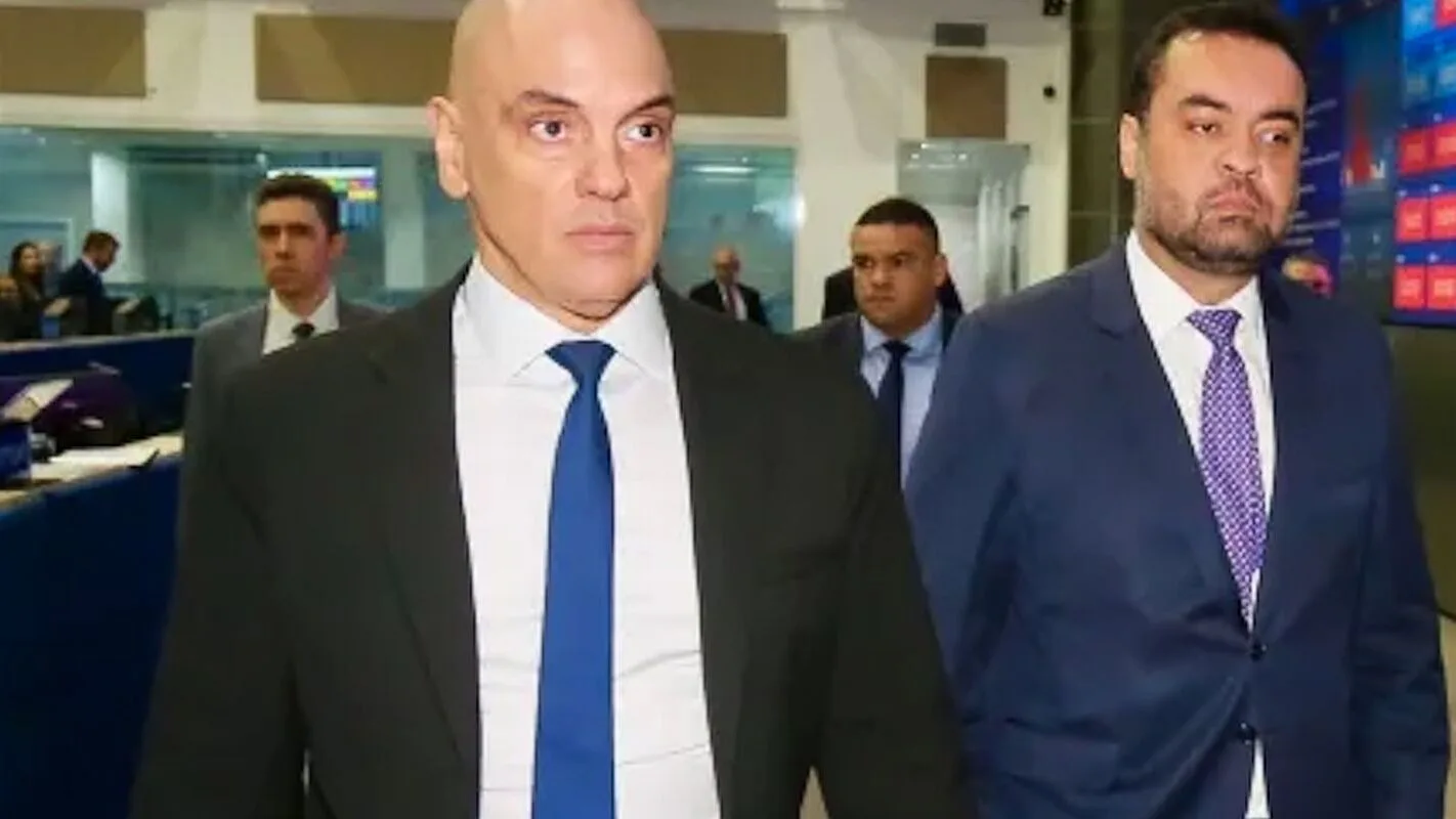 Governador do Rio de Janeiro, Cláudio Castro, ao lado do ministro Alexandre de Moraes discutindo operação de segurança