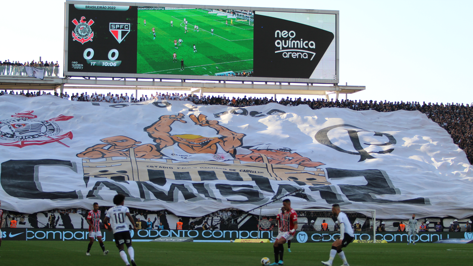Torcida do Corinthians lotando a Neo Química Arena, com mosaico gigante (foto de arquivo, Brasileirão 2022)