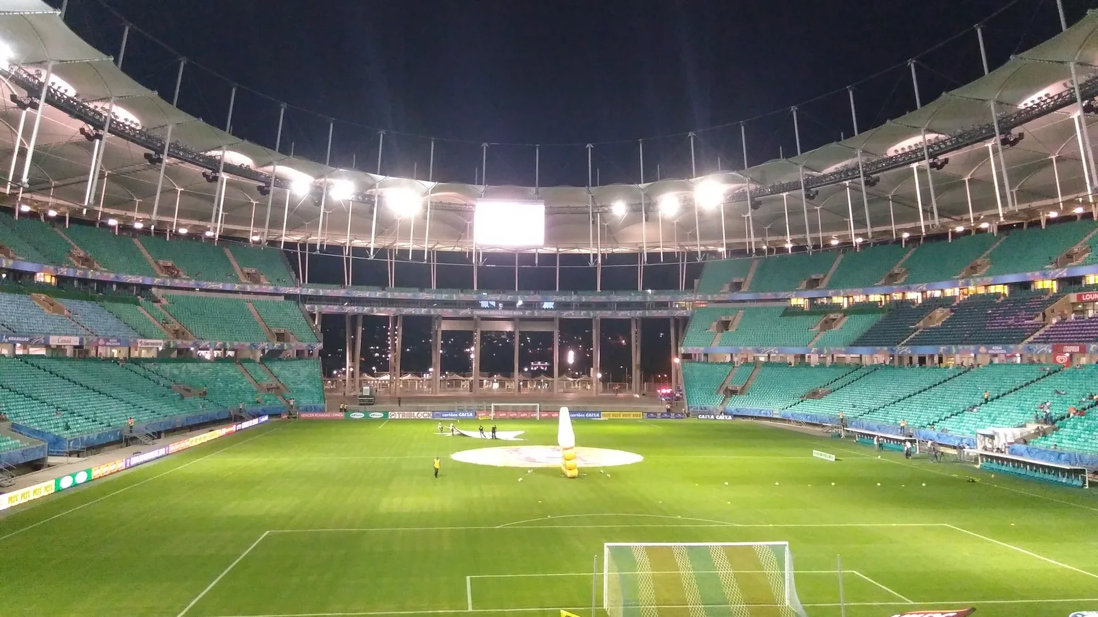 Vista interna da Arena Fonte Nova, em Salvador, com o gramado iluminado
