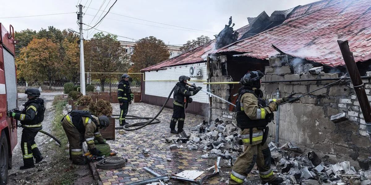 Bombeiros ucranianos apagam incêndio em prédio atingido por ataque russo