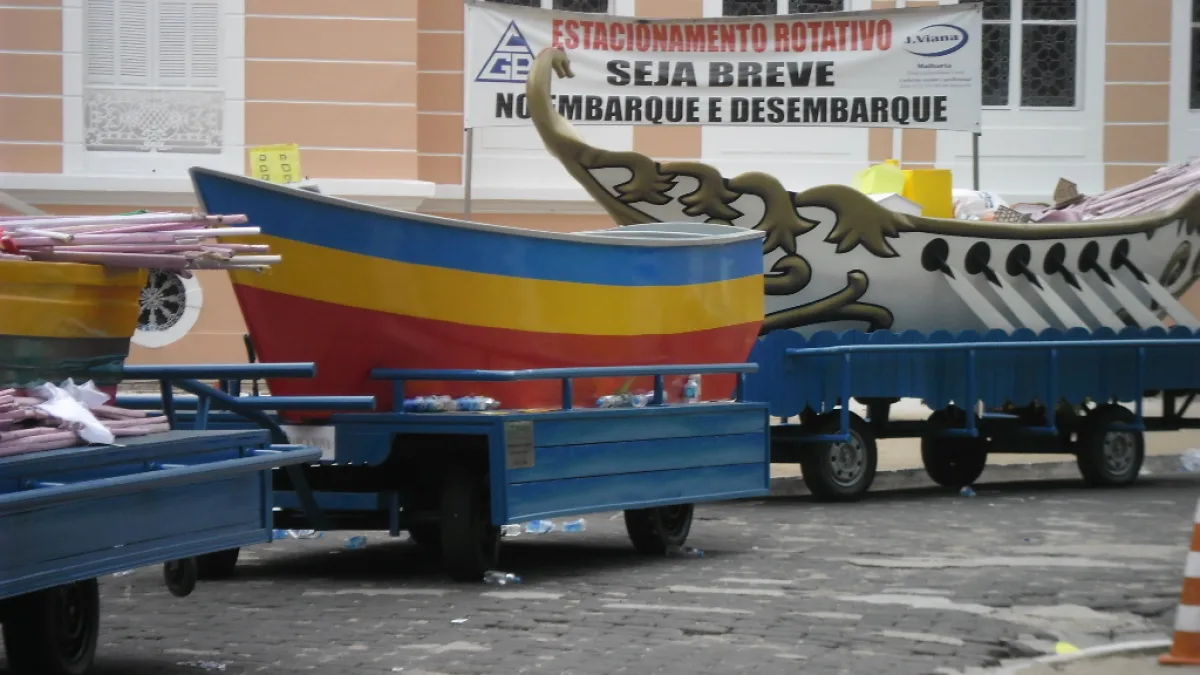 Carros decorados usados na procissão do Círio de Nazaré, em Belém