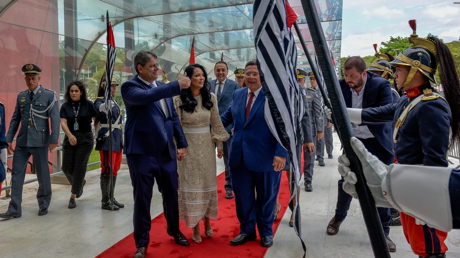 Tarcísio de Freitas em cerimônia oficial, com bandeira do estado de São Paulo ao fundo