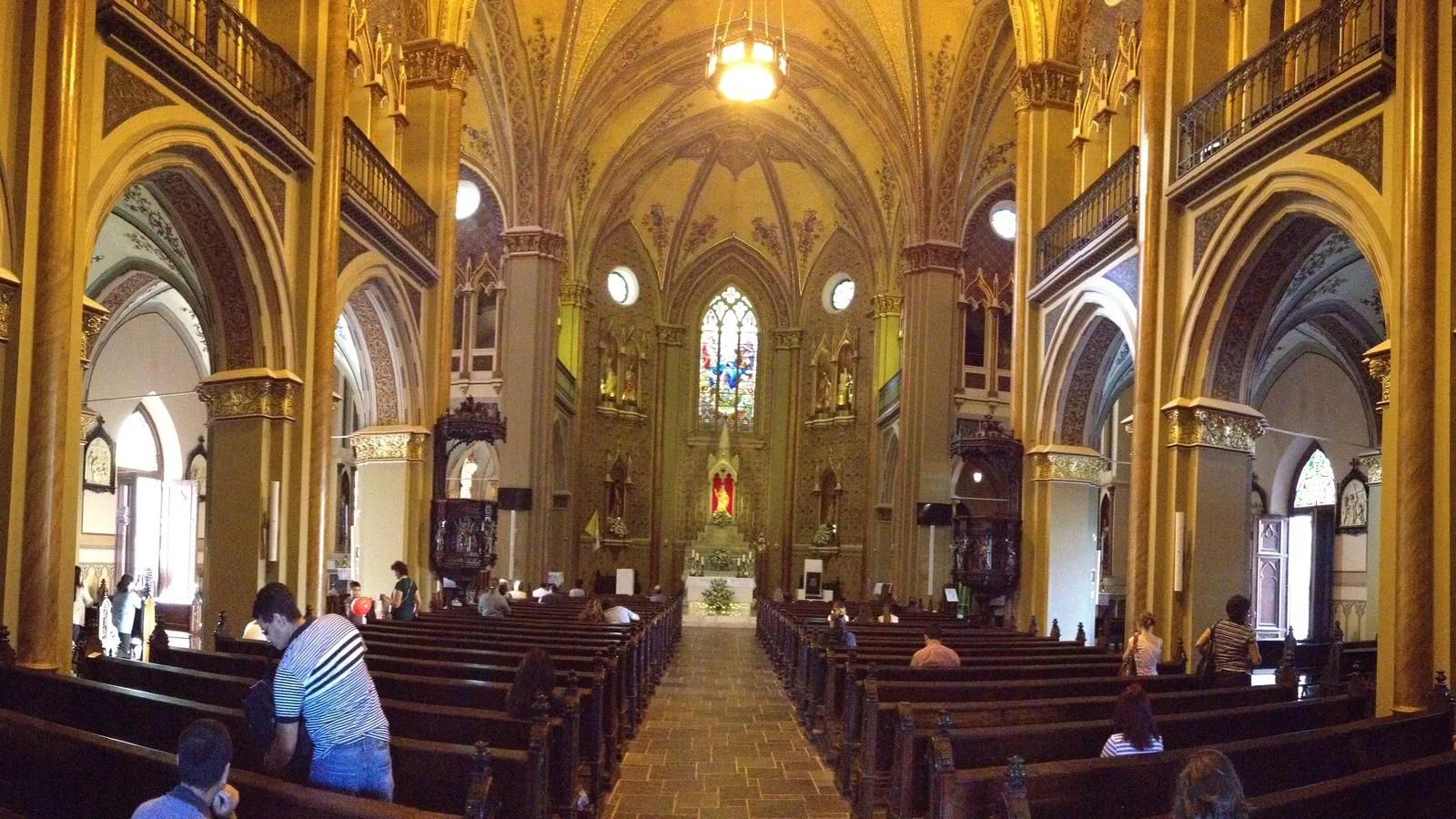 Interior da Catedral Basílica Nossa Senhora da Luz dos Pinhais, em Curitiba