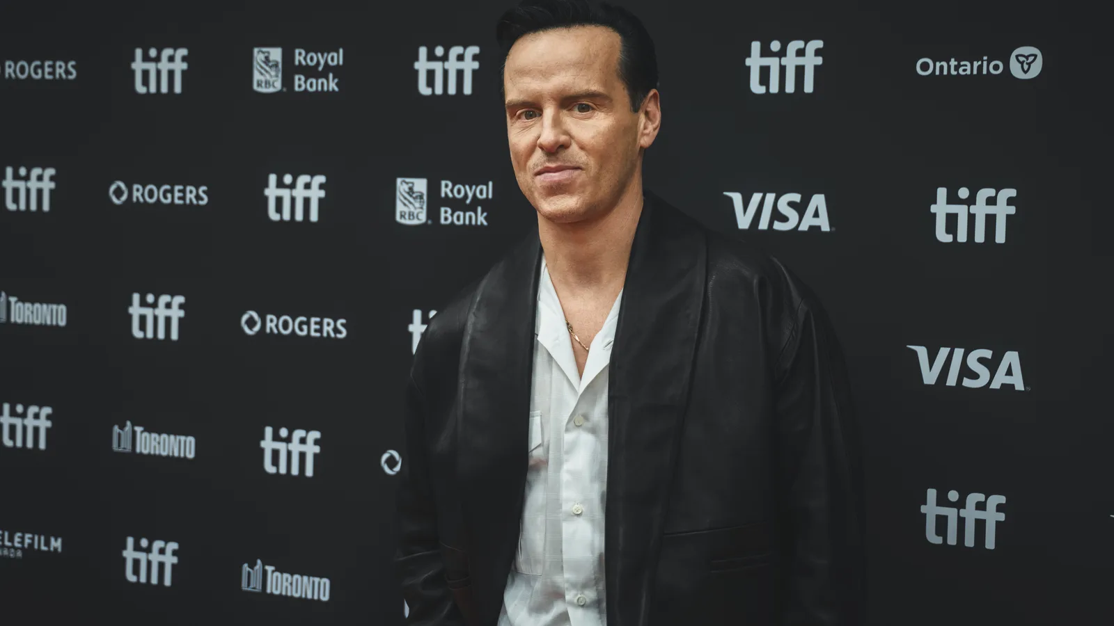 Andrew Scott em tapete vermelho do Festival de Toronto