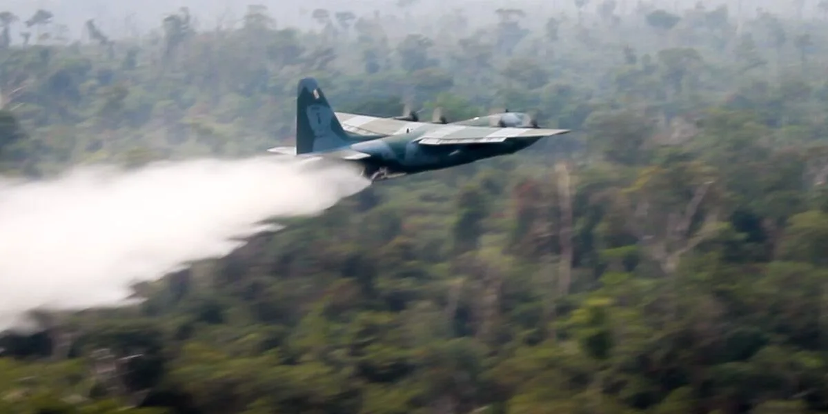 Avião KC-390 da Força Aérea Brasileira despeja água sobre área de floresta amazônica durante combate a incêndio