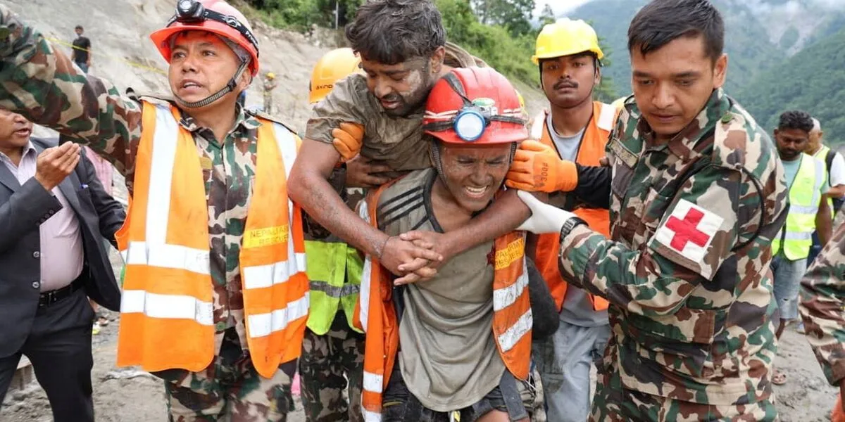 Equipes de resgate do Nepal socorrem trabalhador após deslizamento nas montanhas
