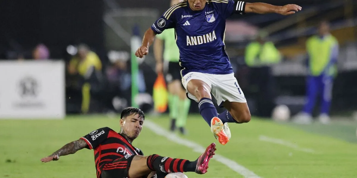 Jogador do Flamengo em ação durante partida da Copa Libertadores