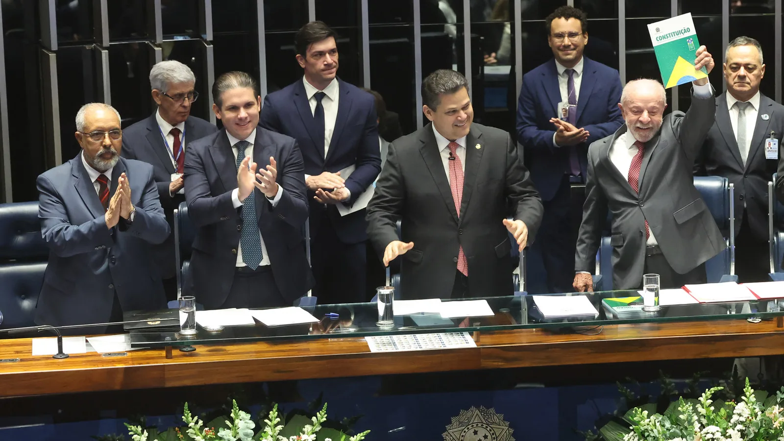 Lula aplaude ao lado de parlamentares durante cerimônia no Congresso