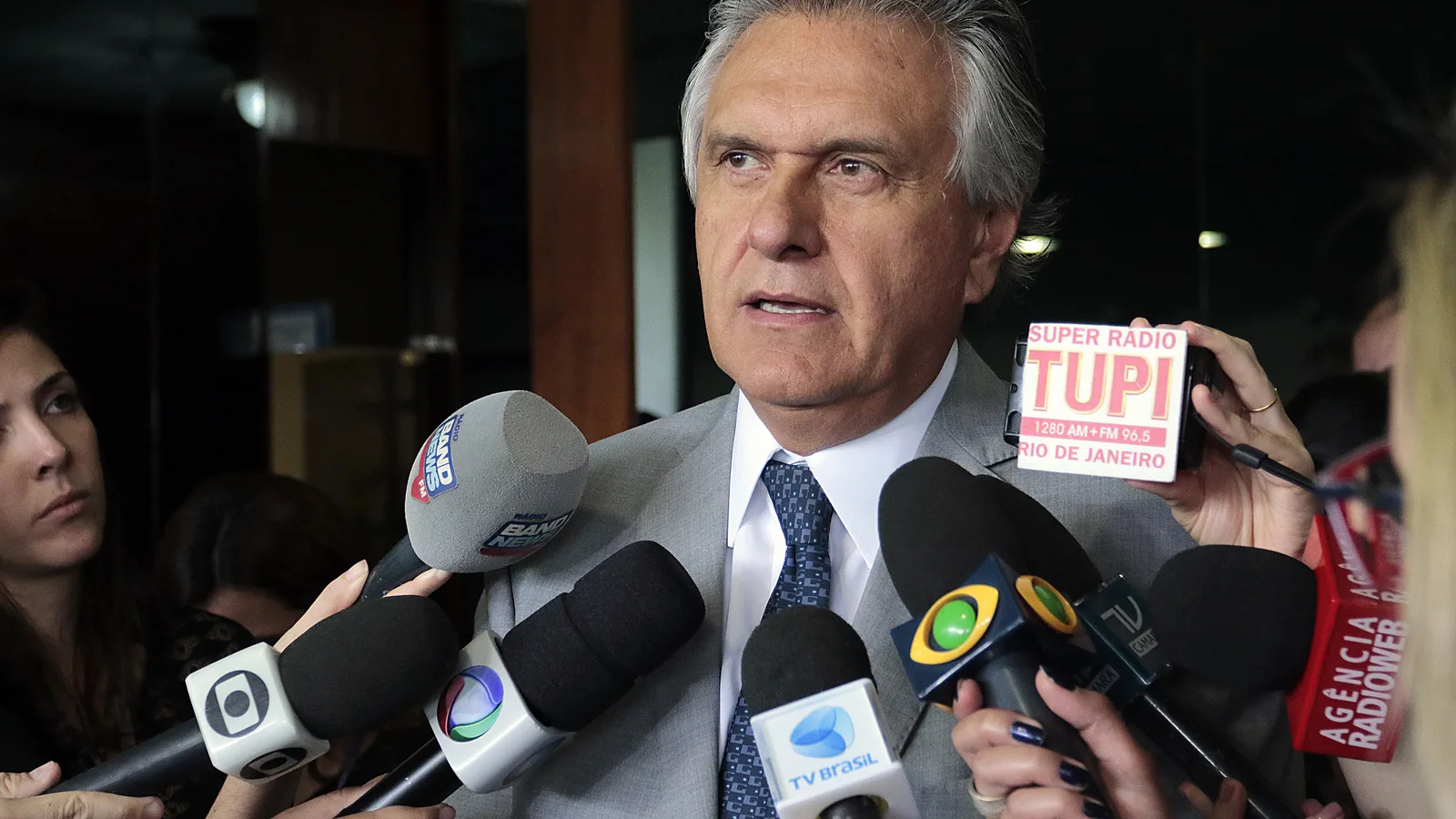 Ronaldo Caiado fala a jornalistas cercado de microfones de emissoras de TV e rádio