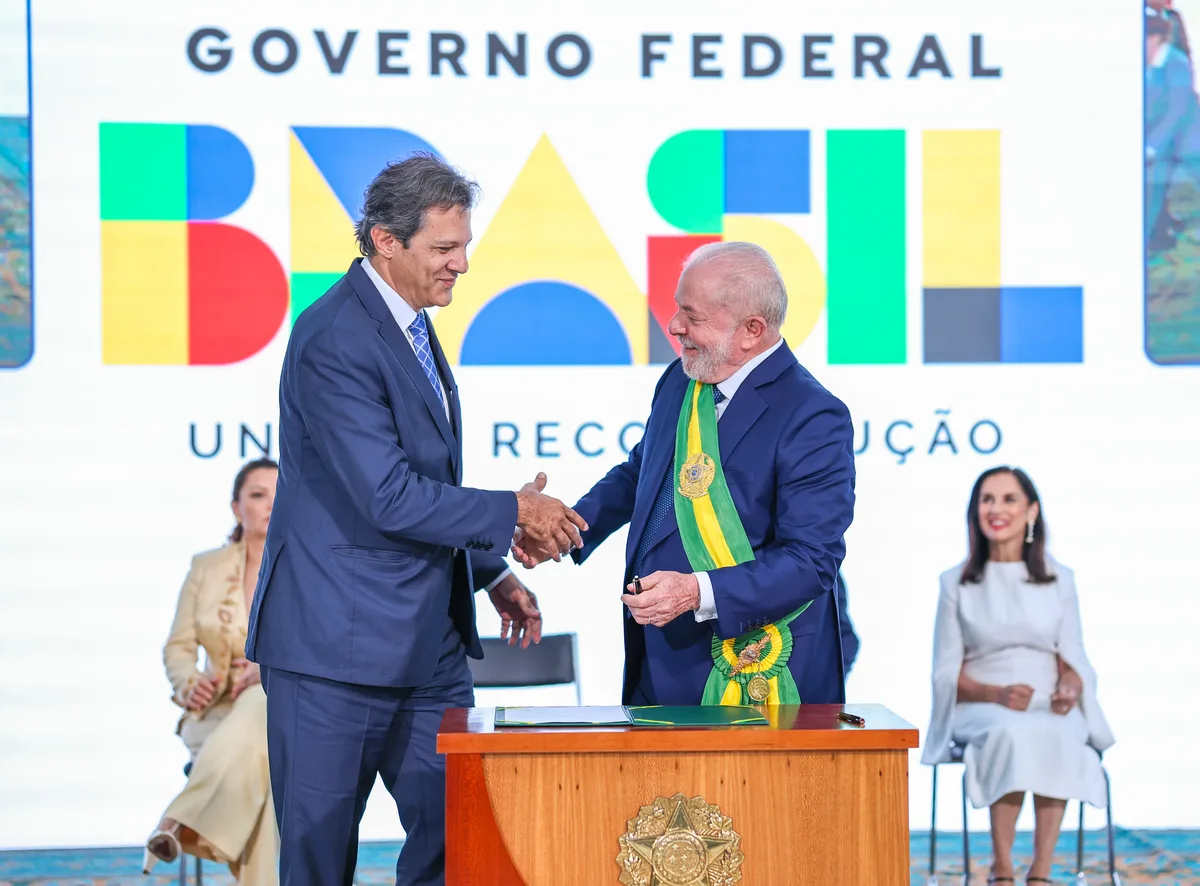 Fernando Haddad cumprimenta o presidente Lula durante cerimônia