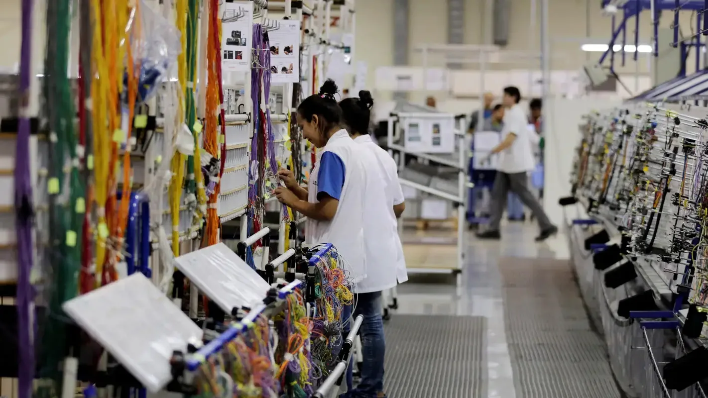 Trabalhadores em linha de montagem de fábrica no Brasil