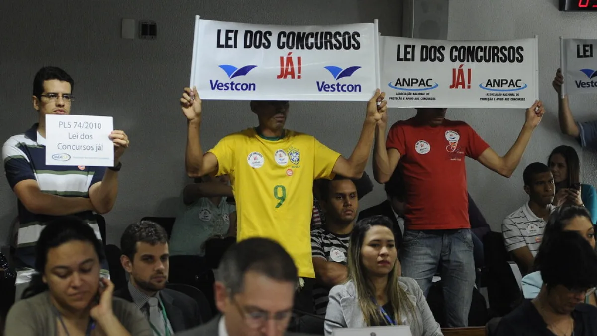 Concurseiros seguram faixas pedindo aprovação da Lei dos Concursos durante audiência no Senado