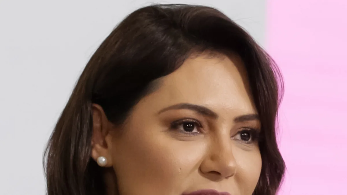 Michelle Bolsonaro discursa ao microfone em evento de campanha