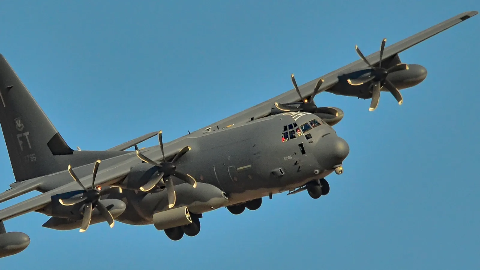 Avião militar HC-130J Combat King II em voo