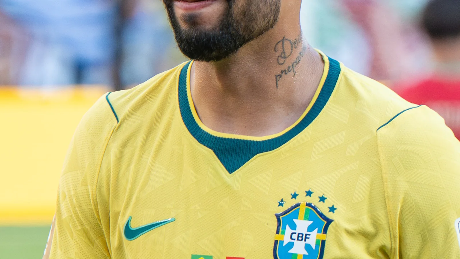O meia Lucas Paquetá em campo com a camisa da seleção brasileira