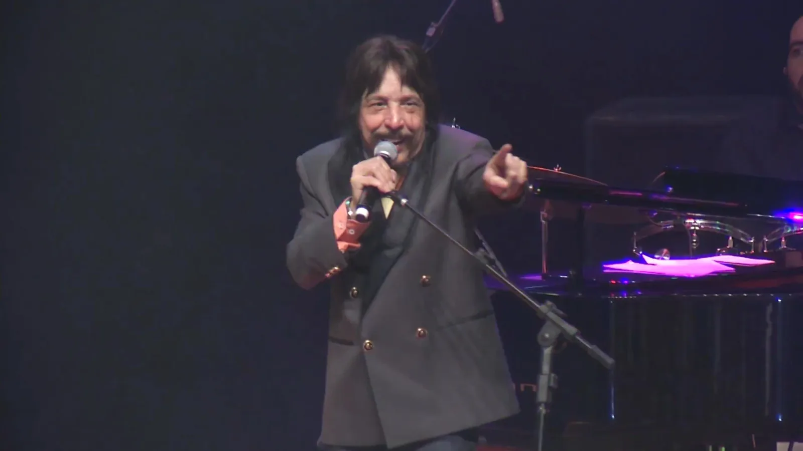 Benito di Paula canta ao microfone em apresentação