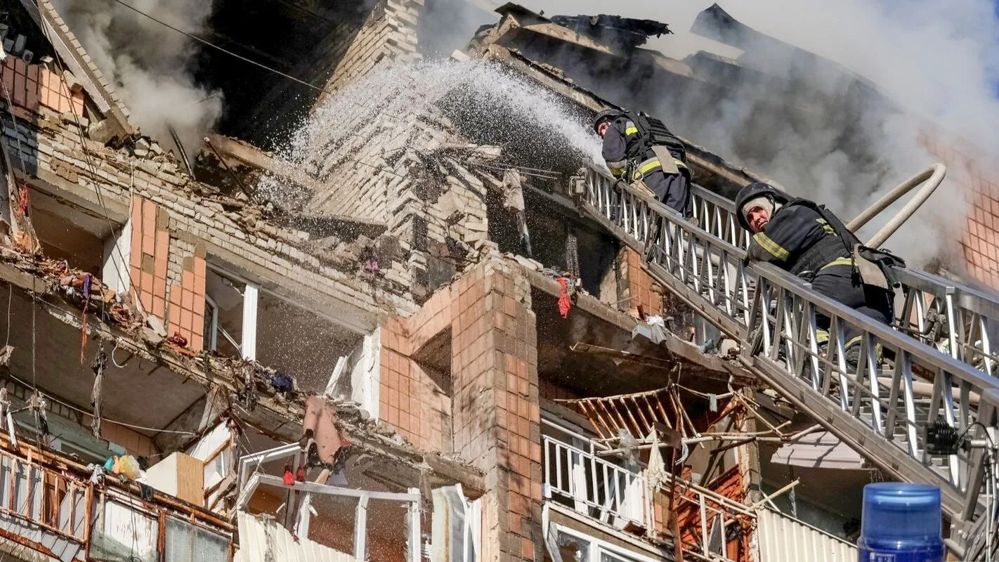 Socorrista combate incêndio em prédio residencial destruído por ataque russo em Kharkiv, na Ucrânia