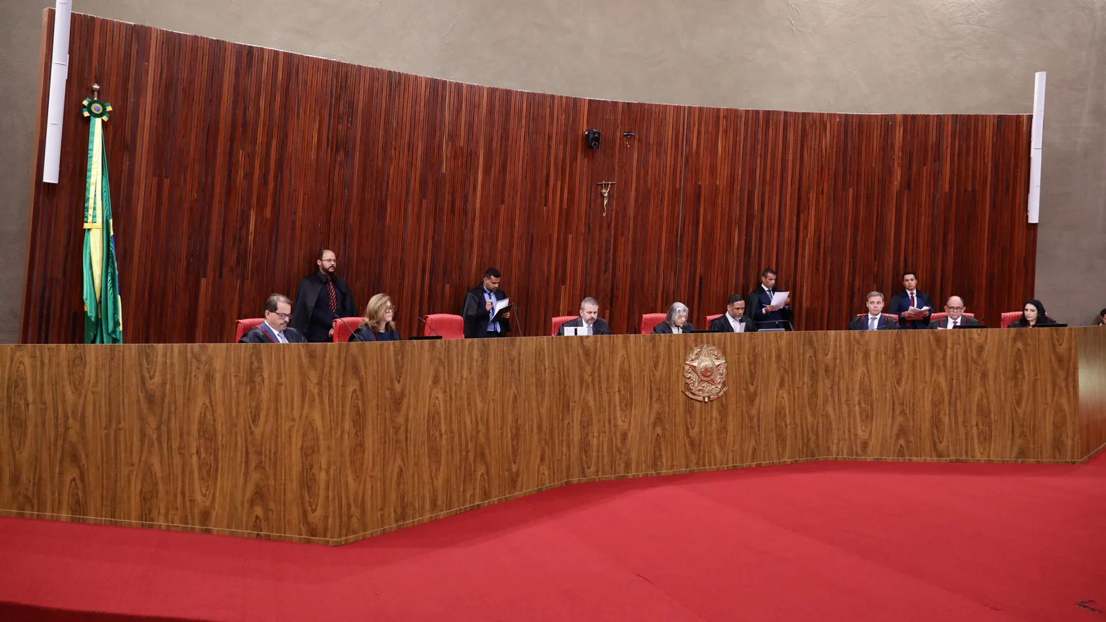 Sessão plenária do Tribunal Superior Eleitoral, com ministros sentados na bancada
