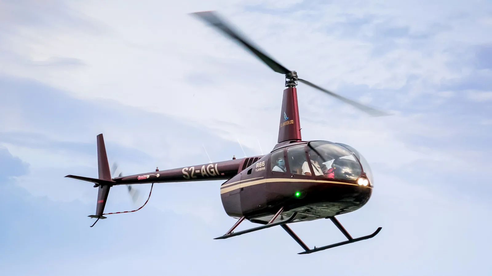 Helicóptero Robinson R66 Turbine em voo, mesmo modelo da aeronave apreendida em Roraima