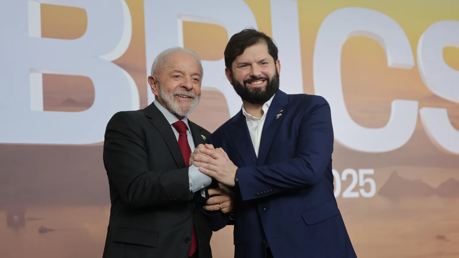 Lula e o presidente chileno Gabriel Boric se cumprimentam em cúpula do Brics