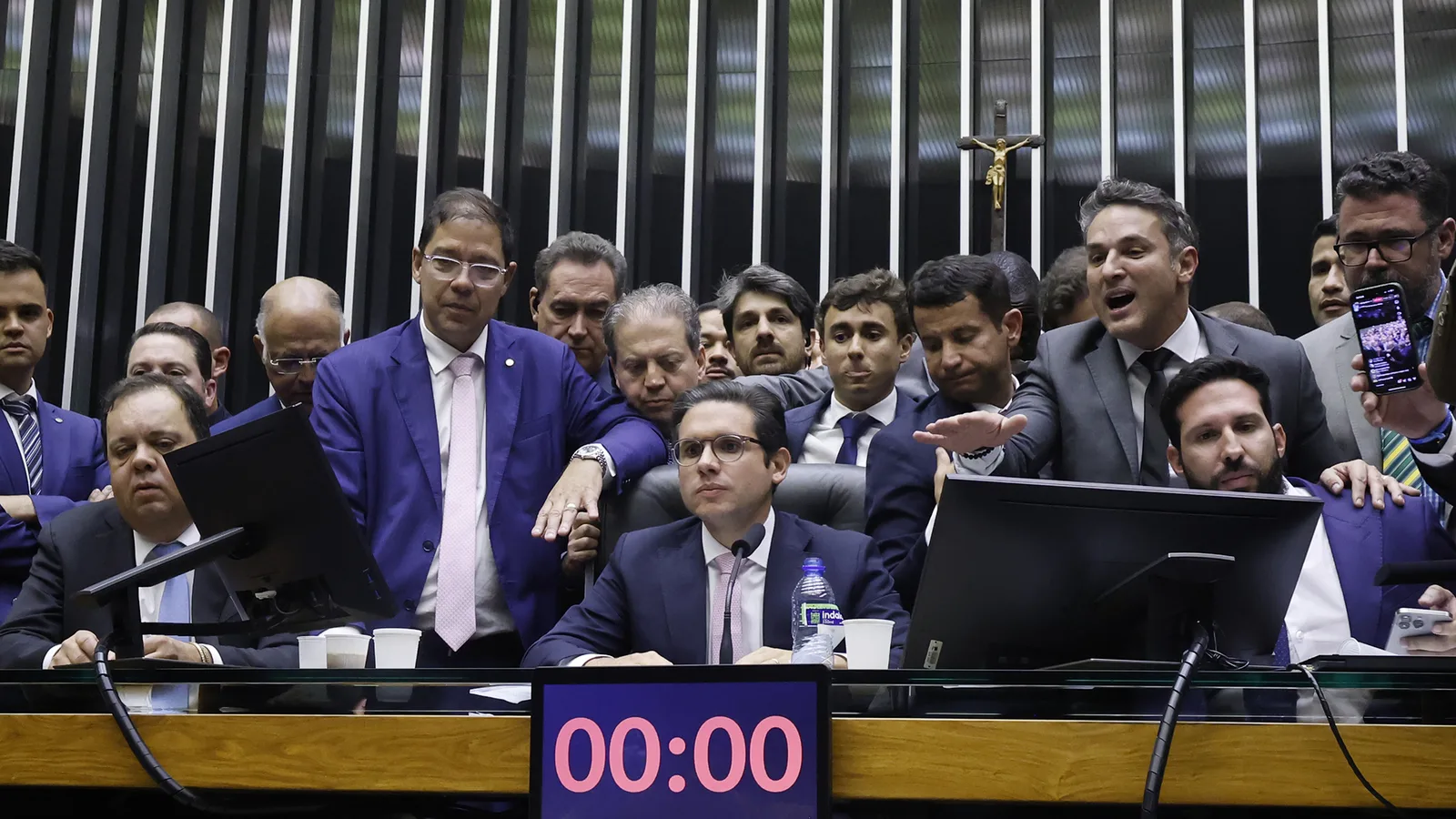 Hugo Motta preside sessão na Câmara dos Deputados
