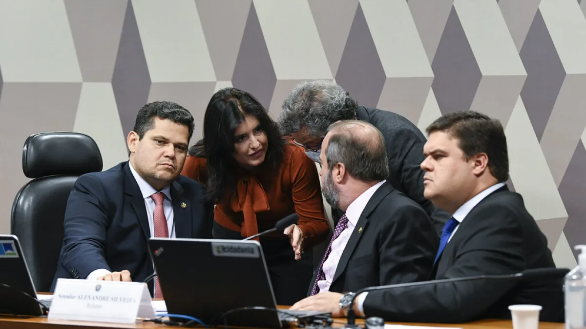 Davi Alcolumbre participa de reunião de comissão no Senado, ao lado de outros parlamentares
