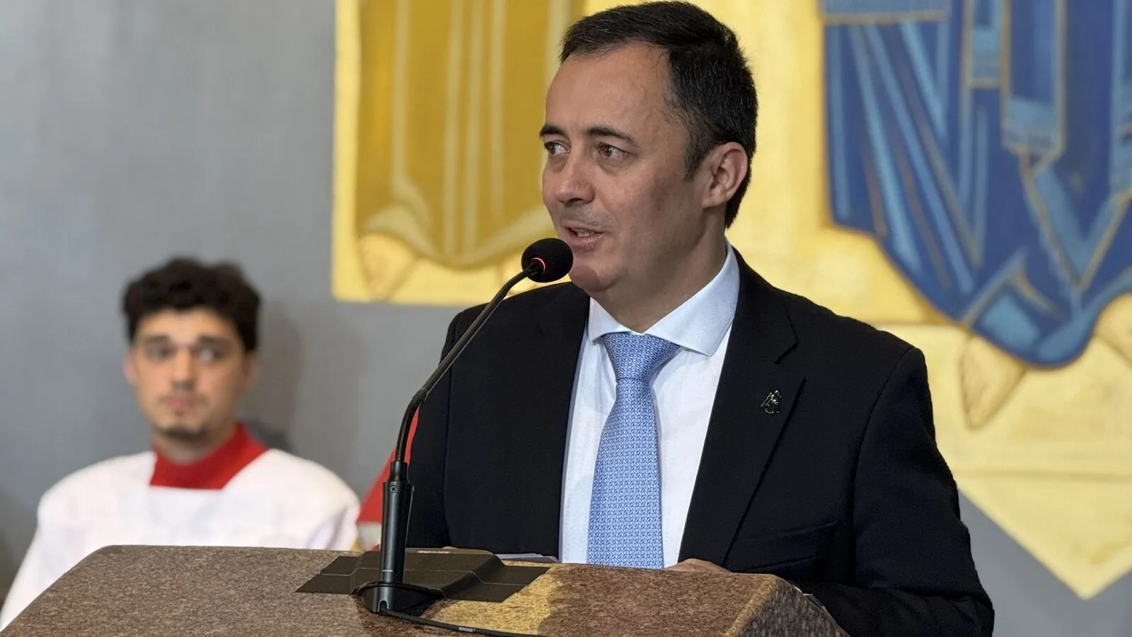 Irmão Rogério Mateucci discursa ao microfone em cerimônia da PUC-PR