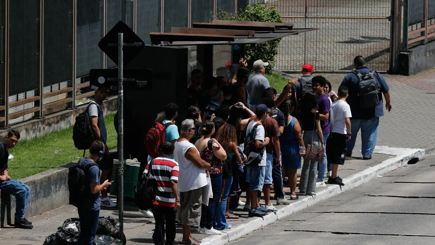 Passageiros em fila de ponto de ônibus na zona sul de São Paulo