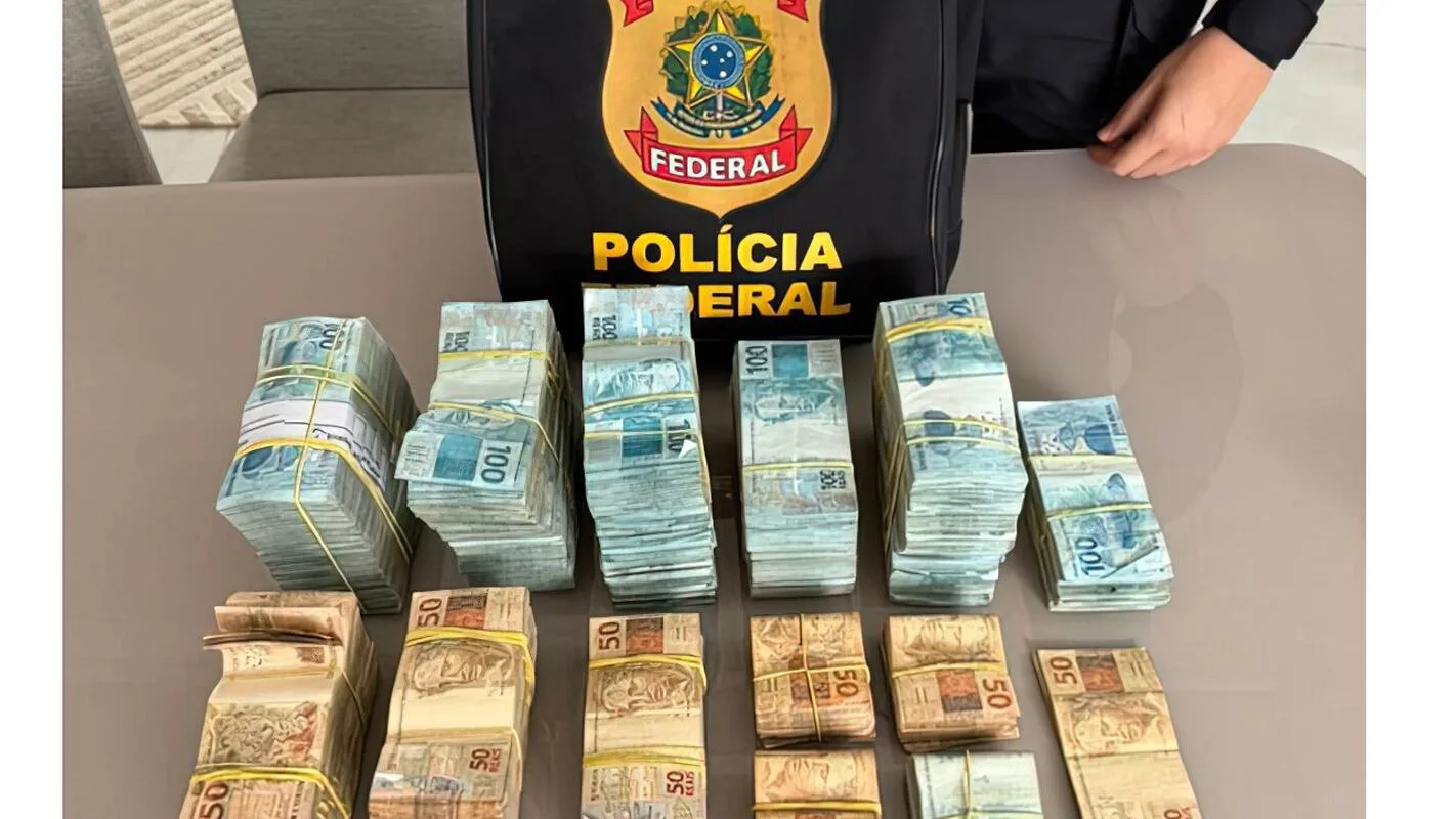 Maços de dinheiro apreendidos ao lado de bolsa da Polícia Federal, em foto de arquivo de outra operação