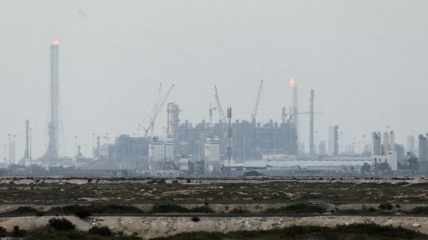 Infraestrutura de refinaria de petróleo sob céu nublado