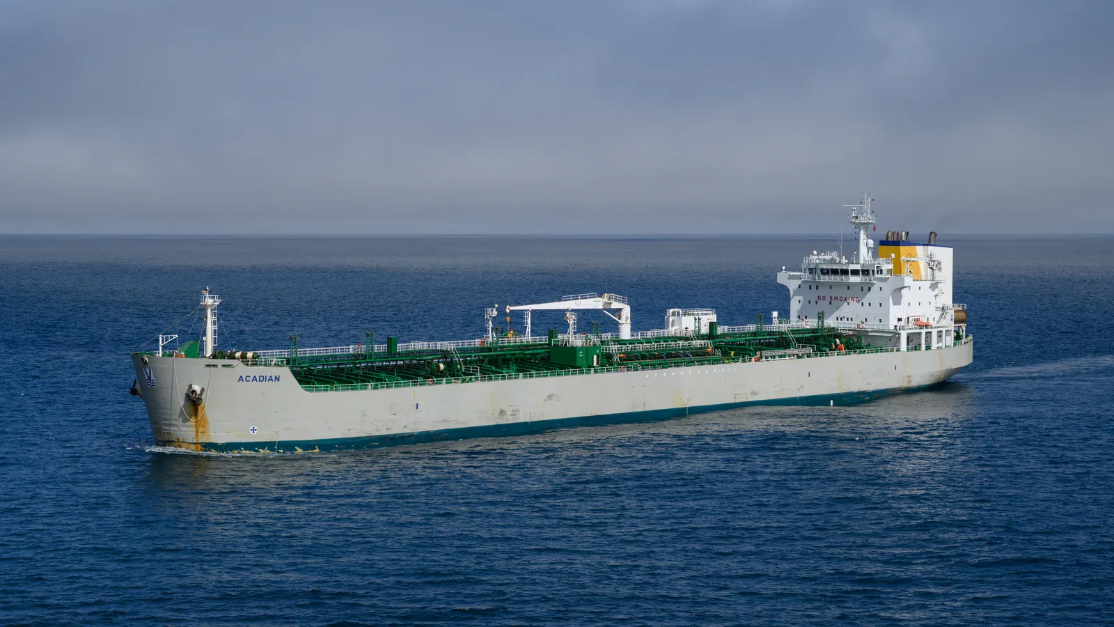 Navio-tanque de petróleo navega em alto-mar