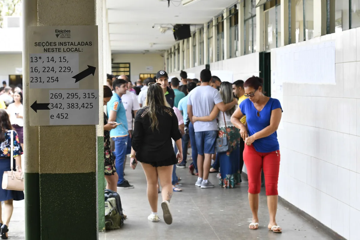 Fila de eleitores brasileiros aguardando para votar em seção eleitoral