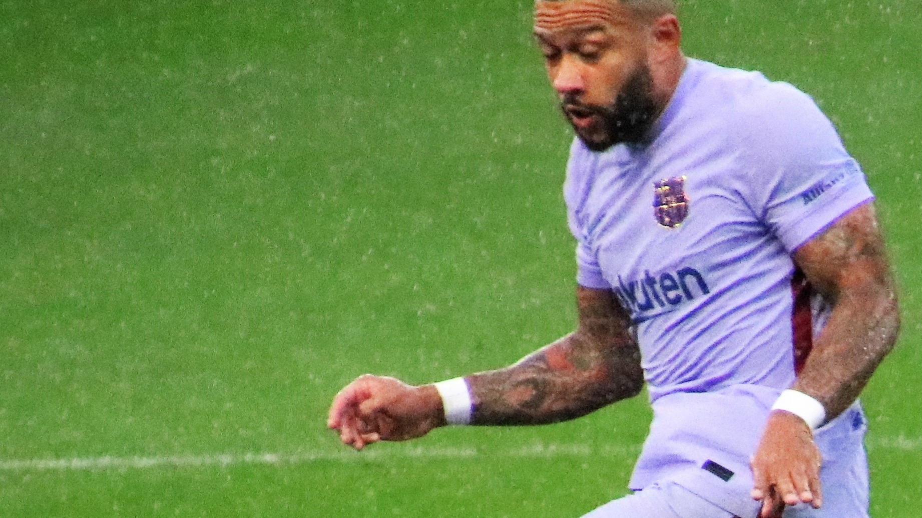 Memphis Depay em ação pelo Barcelona, foto de arquivo de 2021