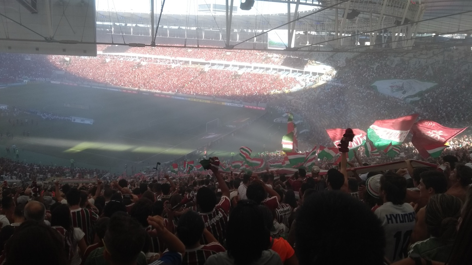 Torcida do Fluminense com bandeiras tricolores lotando o Maracanã, foto de arquivo