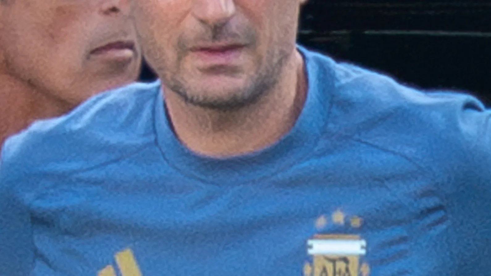 Lionel Scaloni, técnico da seleção argentina, em campo durante jogo com uniforme de treino