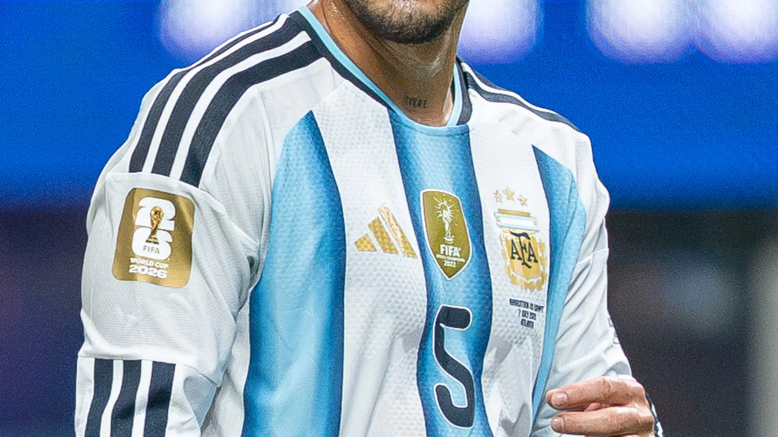 Leandro Paredes em campo com a camisa da seleção argentina
